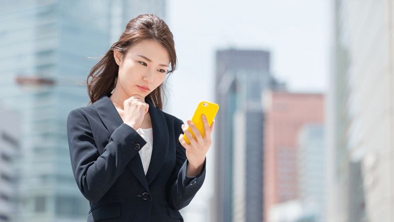 スマホでリサーチする女性