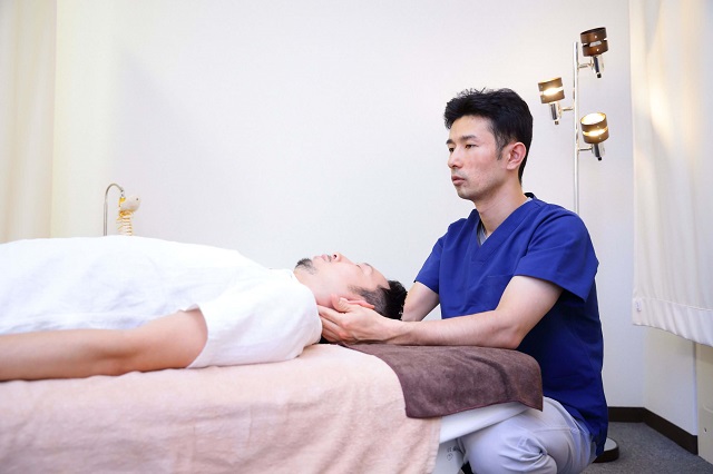 オステオパシー施術中